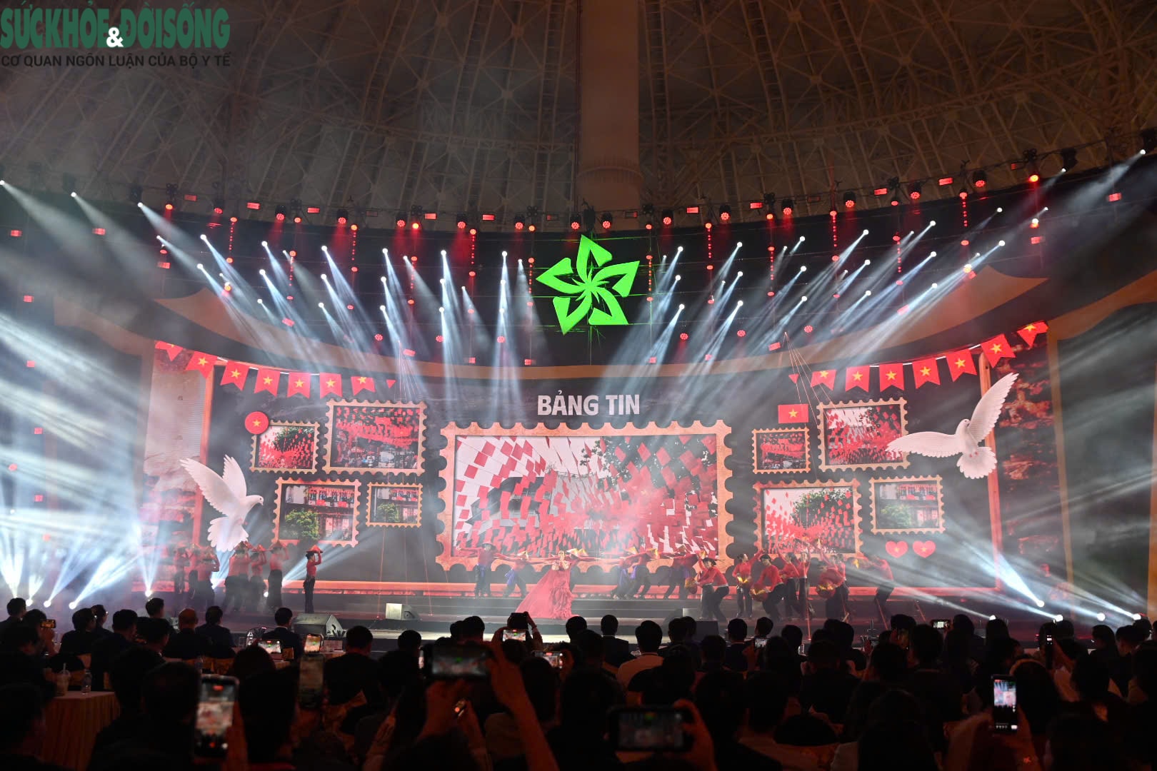 Thủ tướng Phạm Minh Chính dự Lễ bế mạc Hội chợ Mùa Thu lần thứ nhất 2025- Ảnh 4. Thủ tướng Phạm Minh Chính dự Lễ bế mạc Hội chợ Mùa Thu lần thứ nhất 2025- Ảnh 4.