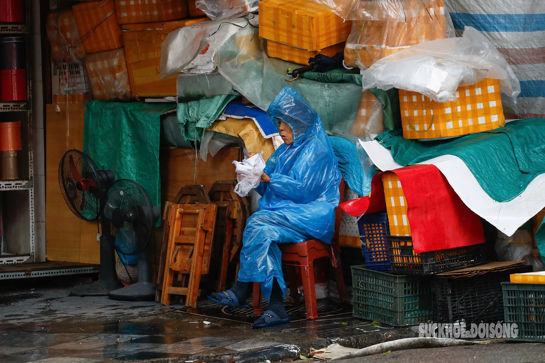 Giữa mưa phùn gió lạnh, người Hà Nội vẫn tất bật mưu sinh- Ảnh 1.