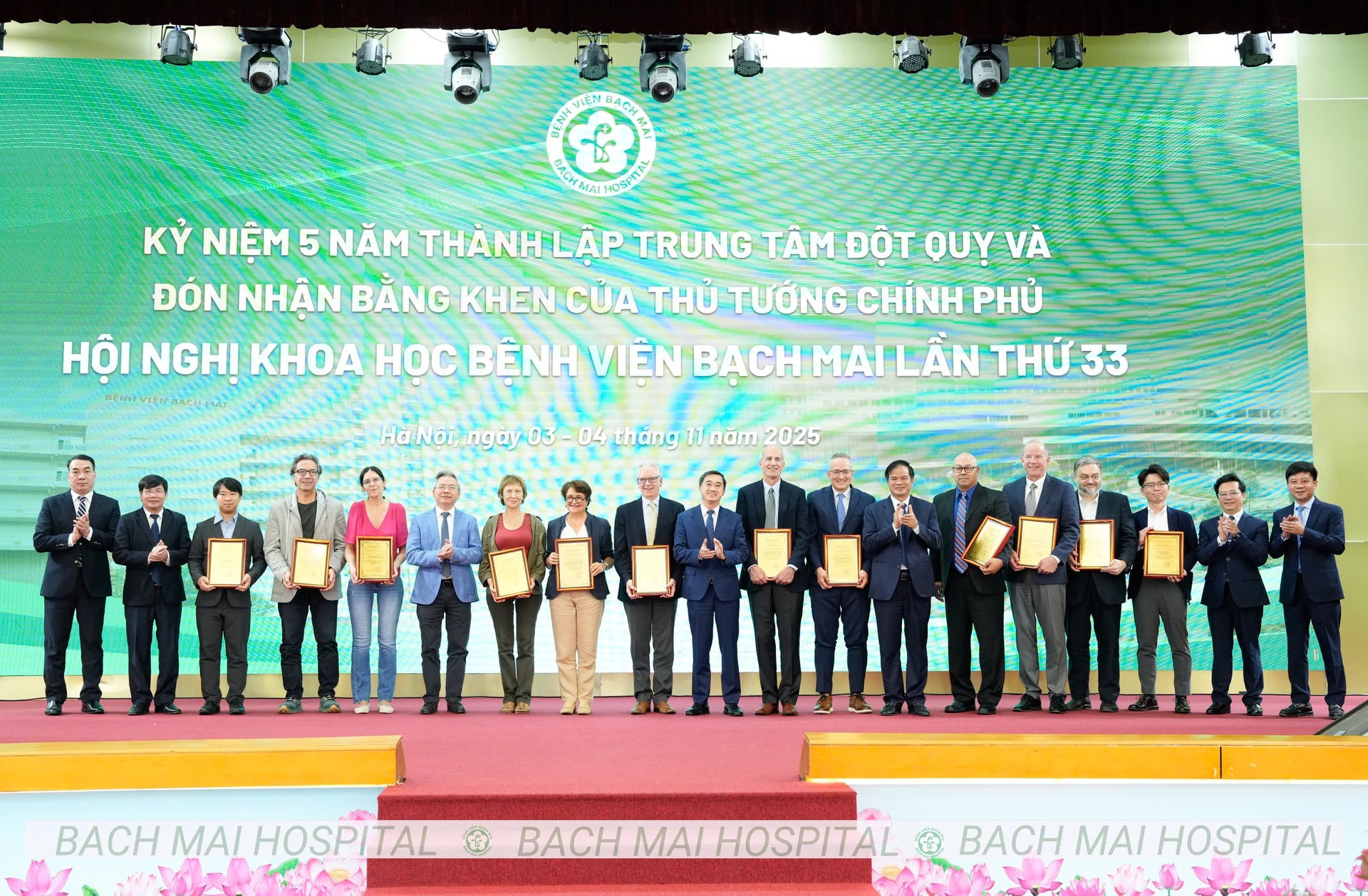 Thứ trưởng Trần Văn Thuấn: Tiếp tục hoàn thiện thể chế, thúc đẩy chuyển đổi số, đổi mới sáng tạo trong y tế- Ảnh 4. Thứ trưởng Trần Văn Thuấn: Tiếp tục hoàn thiện thể chế, thúc đẩy chuyển đổi số, đổi mới sáng tạo trong y tế- Ảnh 4.