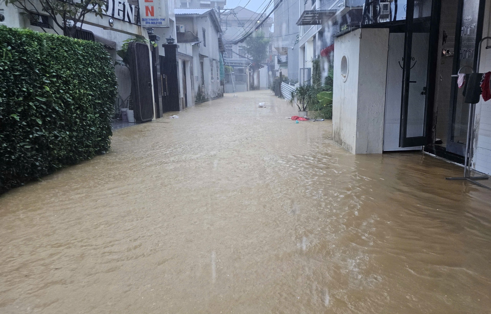 Hơn một tuần 3 đợt lũ, người dân Huế lại tất tả di dời- Ảnh 1.