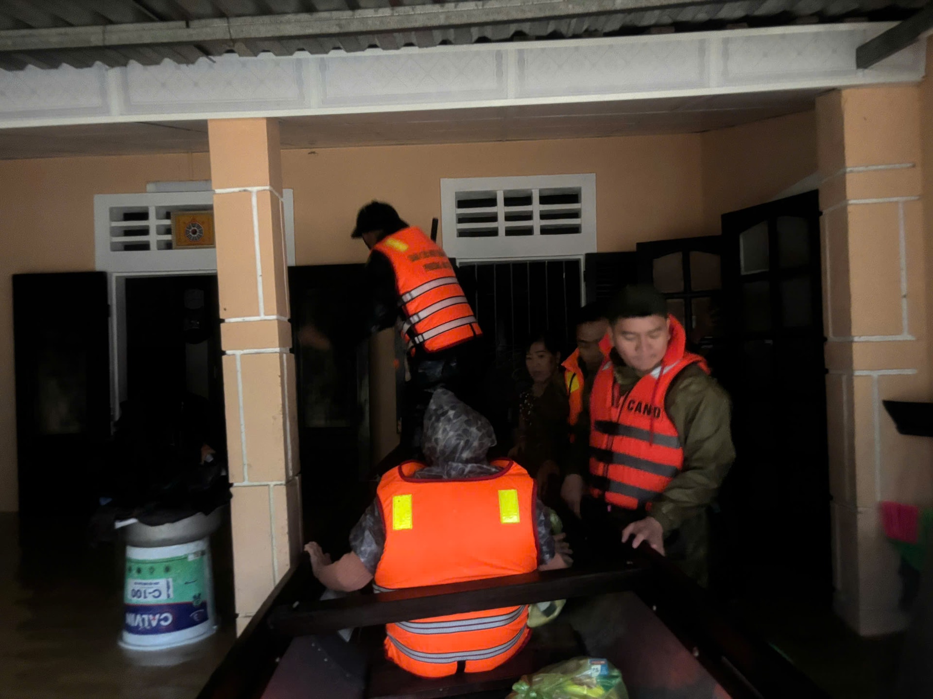 Hơn một tuần 3 đợt lũ, người dân Huế lại tất tả di dời- Ảnh 2.