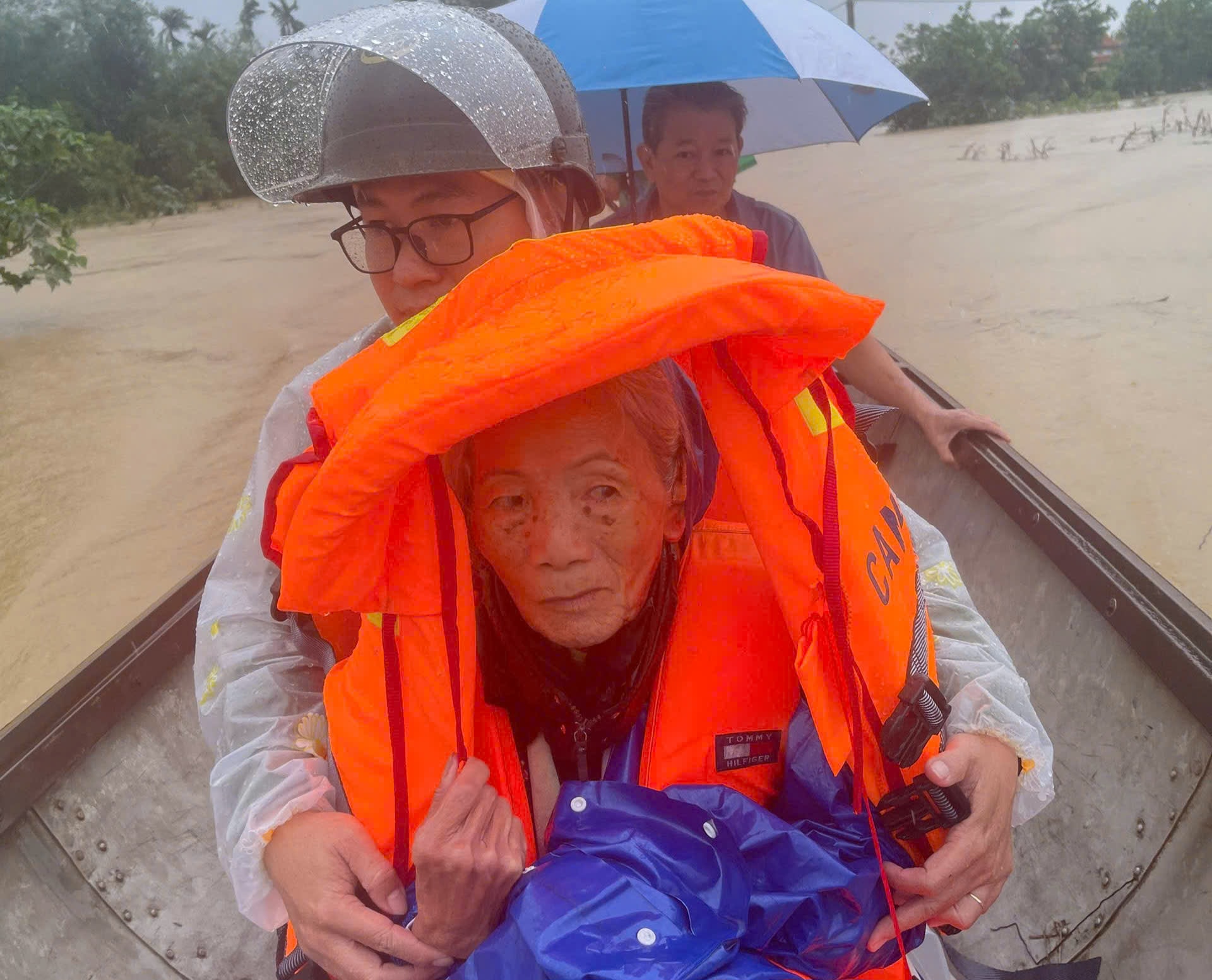 Hơn một tuần 3 đợt lũ, người dân Huế lại tất tả di dời- Ảnh 3.