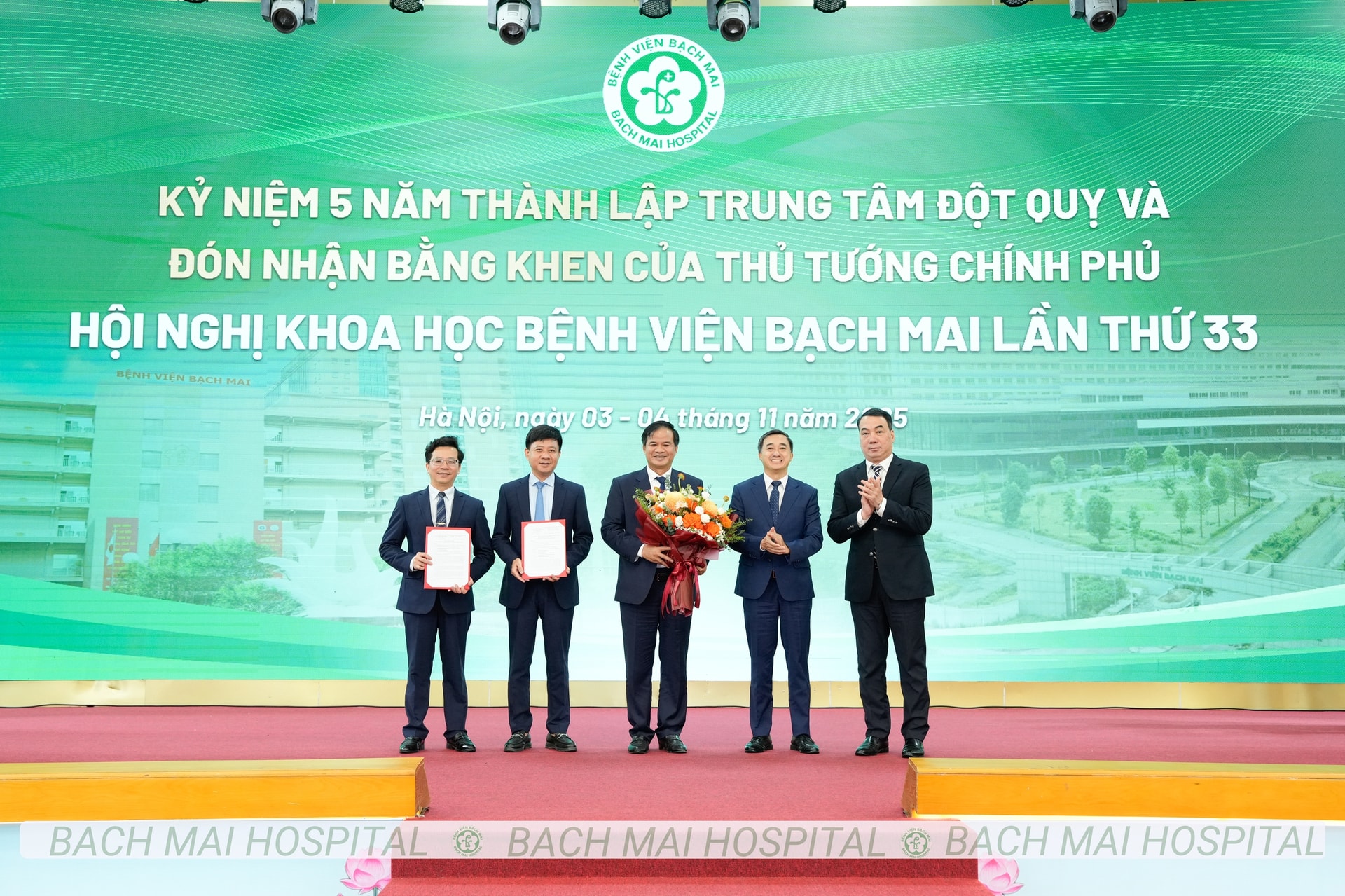 Thứ trưởng Trần Văn Thuấn: Tiếp tục hoàn thiện thể chế, thúc đẩy chuyển đổi số, đổi mới sáng tạo trong y tế- Ảnh 3. Thứ trưởng Trần Văn Thuấn: Tiếp tục hoàn thiện thể chế, thúc đẩy chuyển đổi số, đổi mới sáng tạo trong y tế- Ảnh 3.
