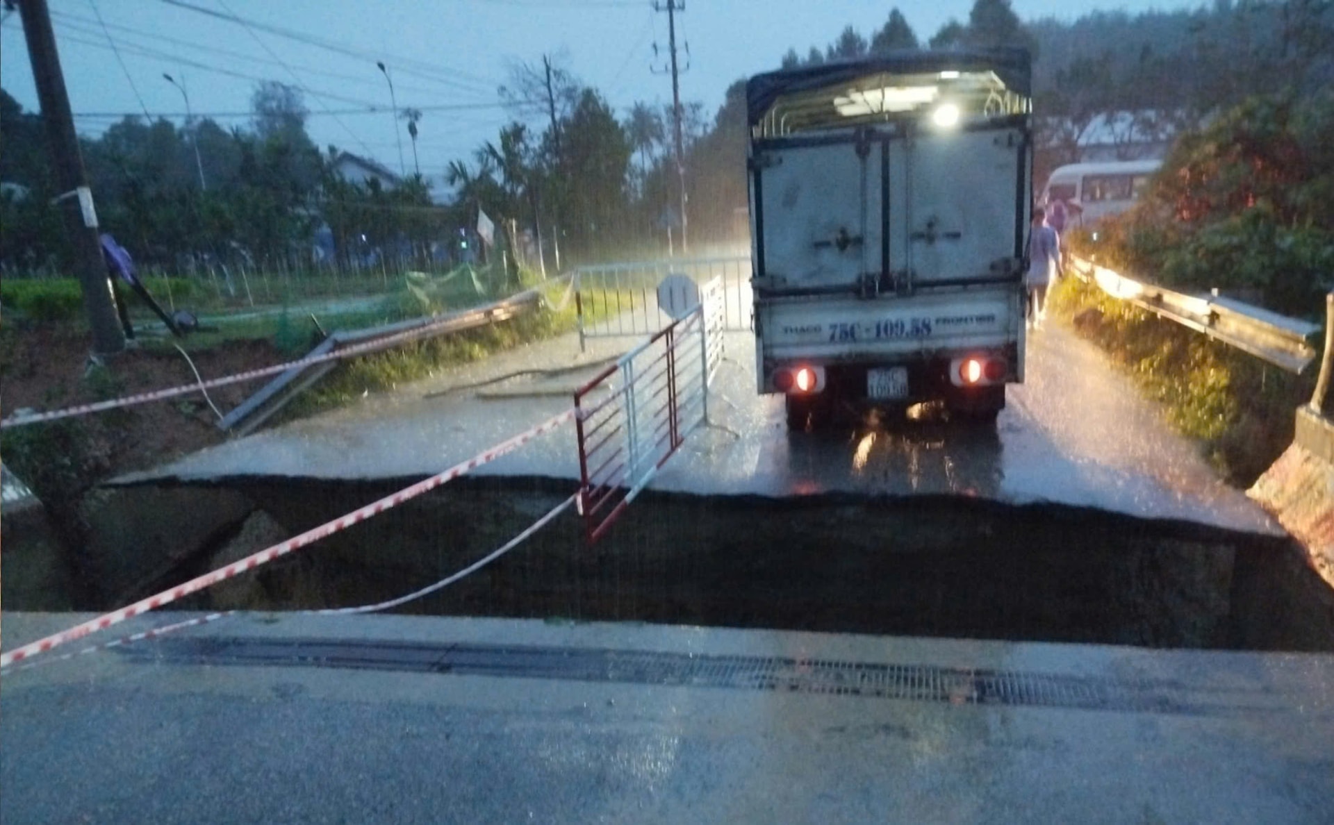 Sập mố cầu trên tỉnh lộ 14B, đường huyết mạch vào trung tâm xã ở Huế chia cắt- Ảnh 2.