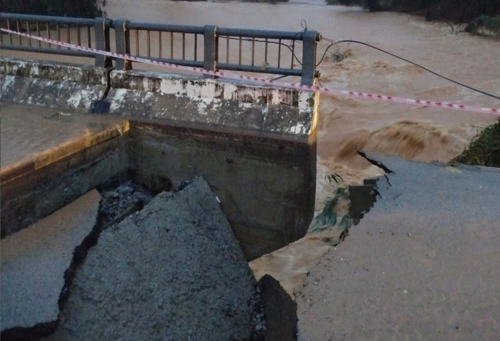 Sập mố cầu trên tỉnh lộ 14B, đường huyết mạch vào trung tâm xã ở Huế chia cắt- Ảnh 1.