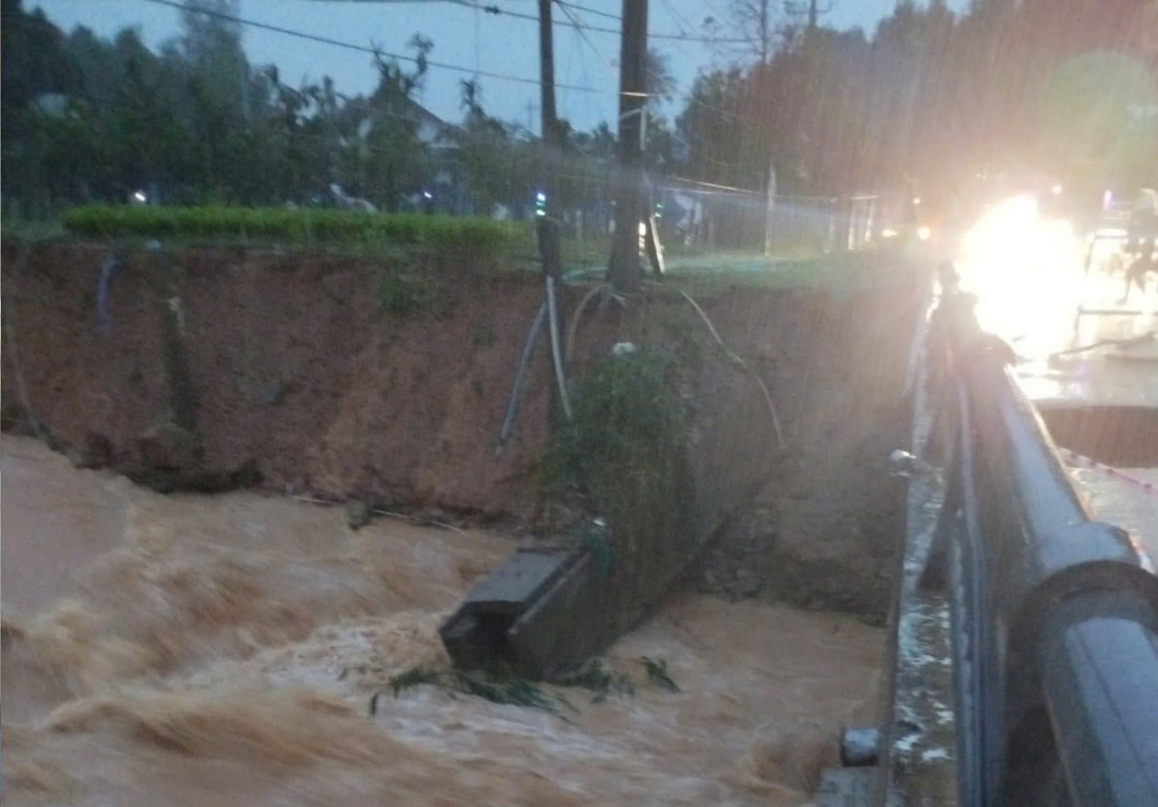 Sập mố cầu trên tỉnh lộ 14B, đường huyết mạch vào trung tâm xã ở Huế chia cắt- Ảnh 3.
