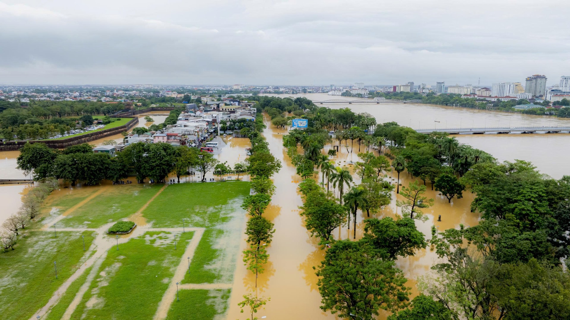Toàn cảnh đợt lũ thứ 3 trong hơn một tuần ở Huế nhìn từ trên cao- Ảnh 7.