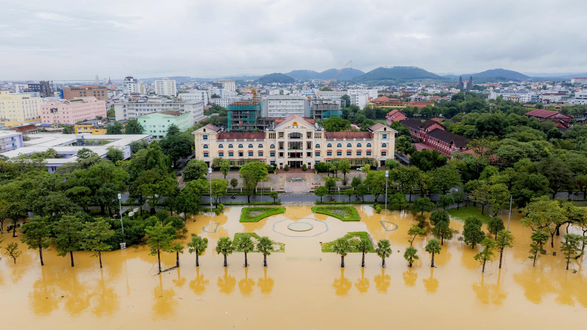 Toàn cảnh đợt lũ thứ 3 trong hơn một tuần ở Huế nhìn từ trên cao- Ảnh 9.