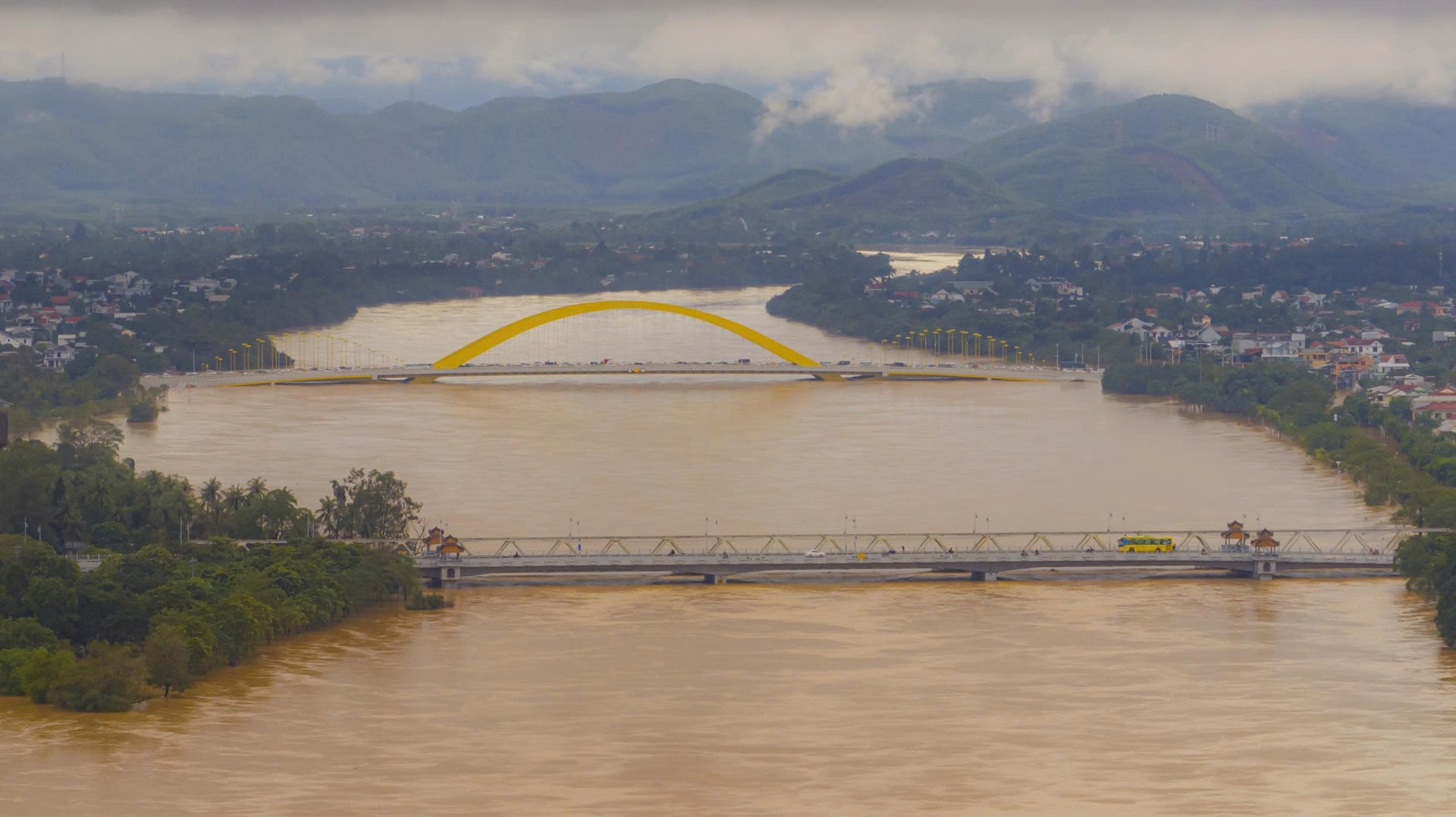 Toàn cảnh đợt lũ thứ 3 trong hơn một tuần ở Huế nhìn từ trên cao- Ảnh 1.