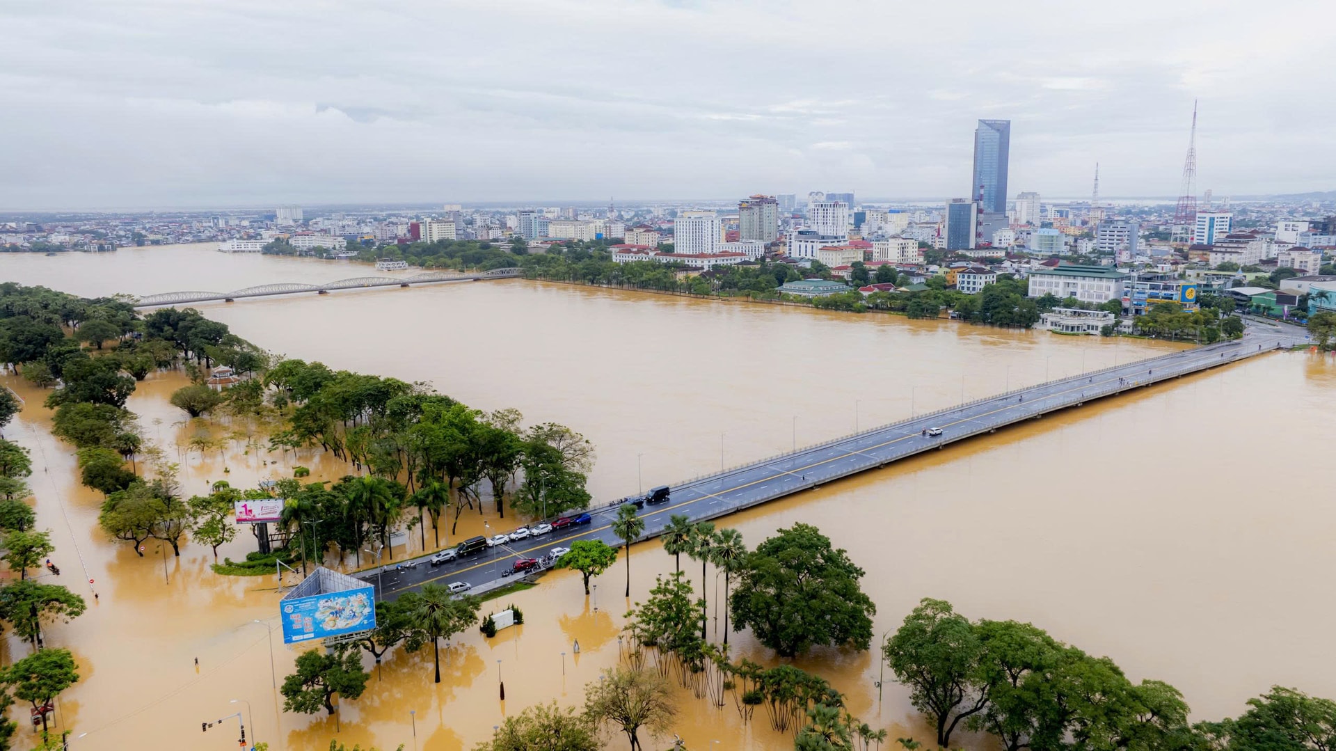 Toàn cảnh đợt lũ thứ 3 trong hơn một tuần ở Huế nhìn từ trên cao- Ảnh 2.