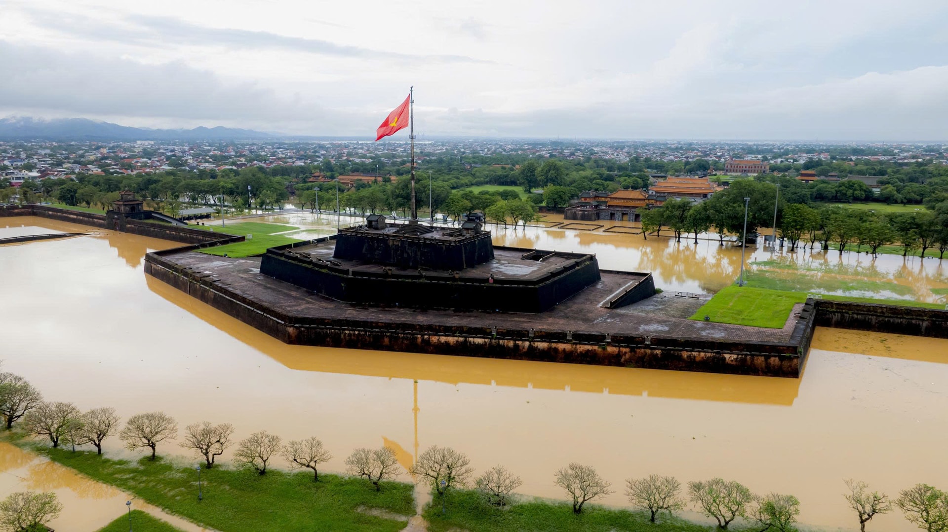 Toàn cảnh đợt lũ thứ 3 trong hơn một tuần ở Huế nhìn từ trên cao- Ảnh 4.