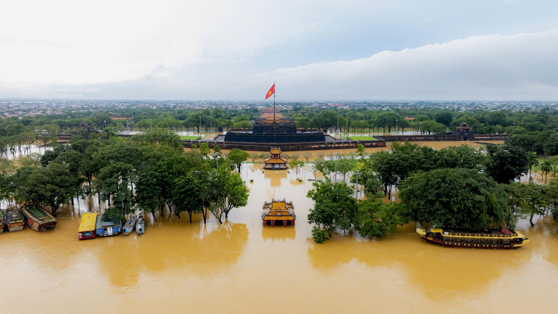 Toàn cảnh đợt lũ thứ 3 trong hơn một tuần ở Huế nhìn từ trên cao- Ảnh 3.