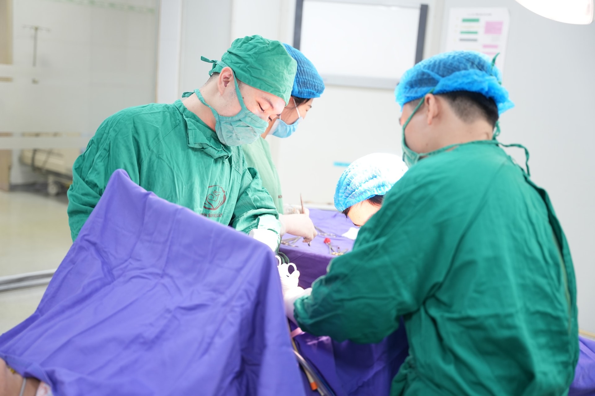 Một phụ nữ hiếm muộn mang trong mình 11 khối u xơ phát triển phức tạp- Ảnh 2.