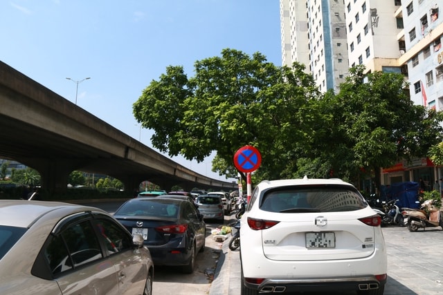 Hôm nay lắp camera phạt nguội tuyến đường 'chuyên' đỗ xe trái phép- Ảnh 4.