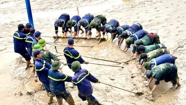 Thủ tướng: Khắc phục hậu quả thiên tai ở Trung Bộ với tinh thần khẩn trương nhất, quyết liệt nhất- Ảnh 1.