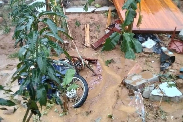 Sạt lở núi ở Hà Tĩnh, nhiều nhà dân bị vùi lấp- Ảnh 1.