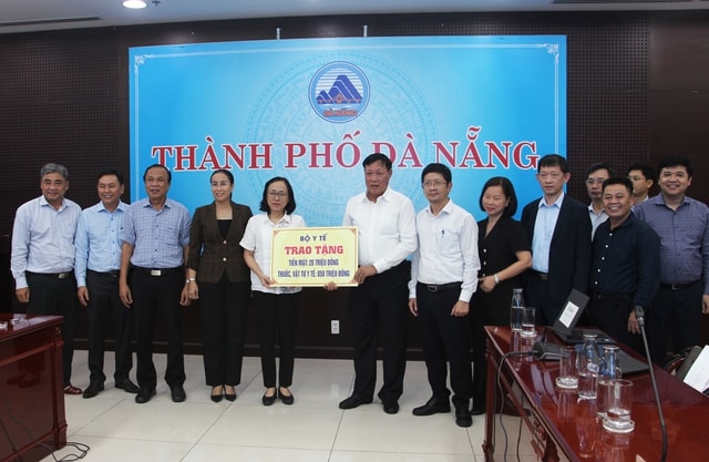 Thứ trưởng Bộ Y tế trao hỗ trợ 20 triệu đồng và thuốc, vật tư y tế trị giá 850 triệu đồng cho ngành y tế Đà Nẵng.