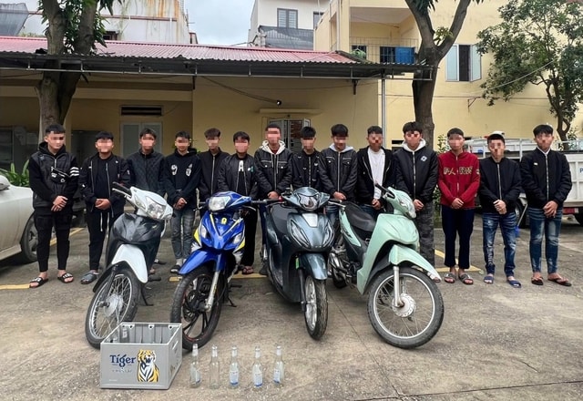 Hơn 20 thanh thiếu niên mang hung khí hỗn chiến trước quán bi a ở Phú Thọ- Ảnh 1. Hơn 20 thanh thiếu niên mang hung khí hỗn chiến trước quán bi a ở Phú Thọ- Ảnh 1.