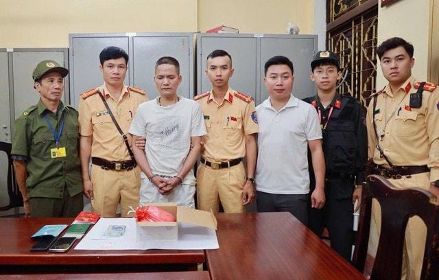 Giấu 2 bánh ma tuý trong khoang máy ô tô vẫn không thoát- Ảnh 1. Giấu 2 bánh ma tuý trong khoang máy ô tô vẫn không thoát- Ảnh 1.