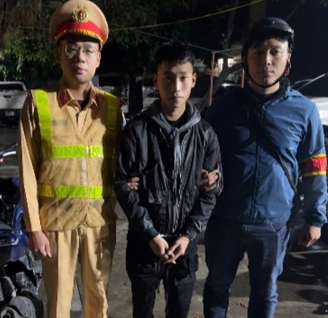 Nhóm thanh niên mang kiếm đi đánh nhau lúc nửa đêm ở Hà Nội- Ảnh 1. Nhóm thanh niên mang kiếm đi đánh nhau lúc nửa đêm ở Hà Nội- Ảnh 1.