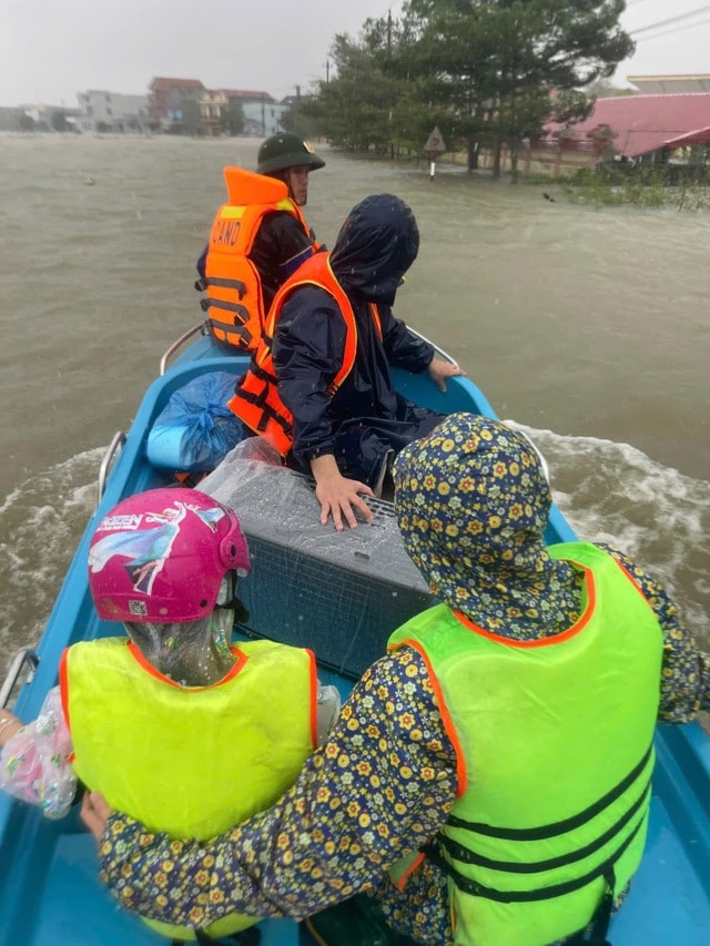 Công an đưa sản phụ chuyển dạ giữa vùng lũ đến viện- Ảnh 1. Công an đưa sản phụ chuyển dạ giữa vùng lũ đến viện- Ảnh 1.