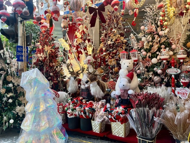 Phố Hàng Mã nhộn nhịp với đồ trang trí Giáng sinh sớm- Ảnh 9. Phố Hàng Mã nhộn nhịp với đồ trang trí Giáng sinh sớm- Ảnh 9.