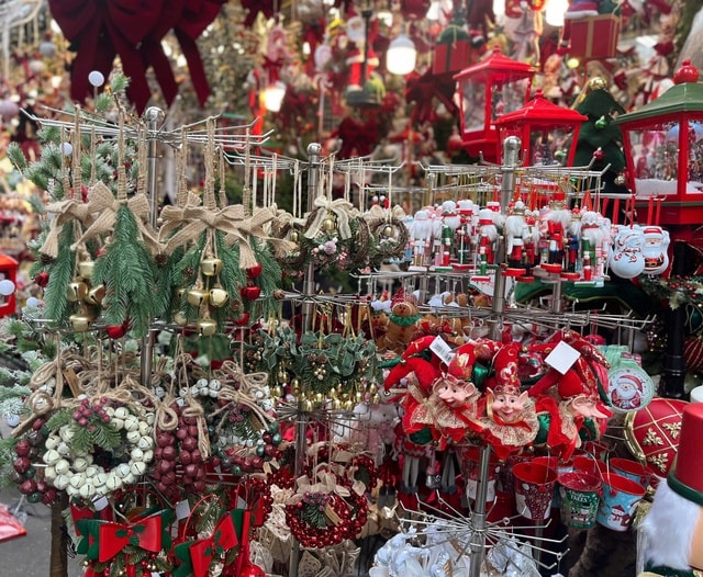 Phố Hàng Mã nhộn nhịp với đồ trang trí Giáng sinh sớm- Ảnh 2. Phố Hàng Mã nhộn nhịp với đồ trang trí Giáng sinh sớm- Ảnh 2.