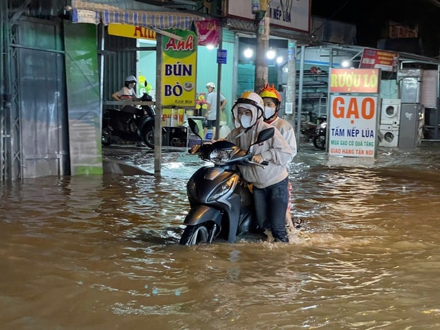 TPHCM: Mưa lớn kéo dài kết hợp triều cường đạt đỉnh, nguy cơ ngập úng diện rộng- Ảnh 1. TPHCM: Mưa lớn kéo dài kết hợp triều cường đạt đỉnh, nguy cơ ngập úng diện rộng- Ảnh 1.