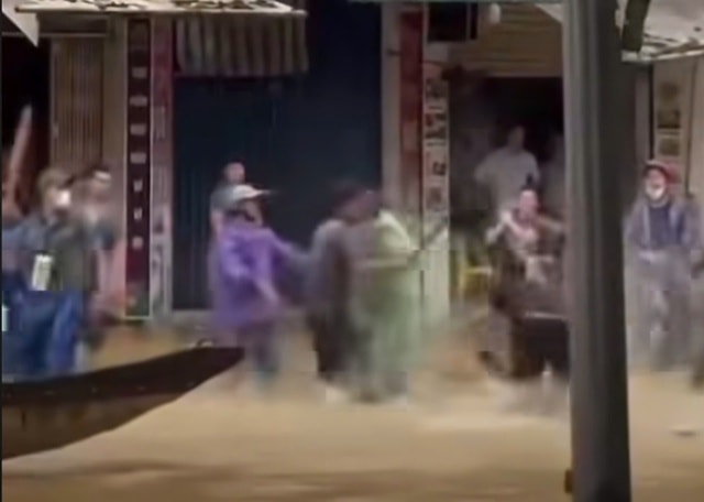 Xác minh clip nhóm người dùng mái chèo đánh nhau giữa dòng nước lũ- Ảnh 1.