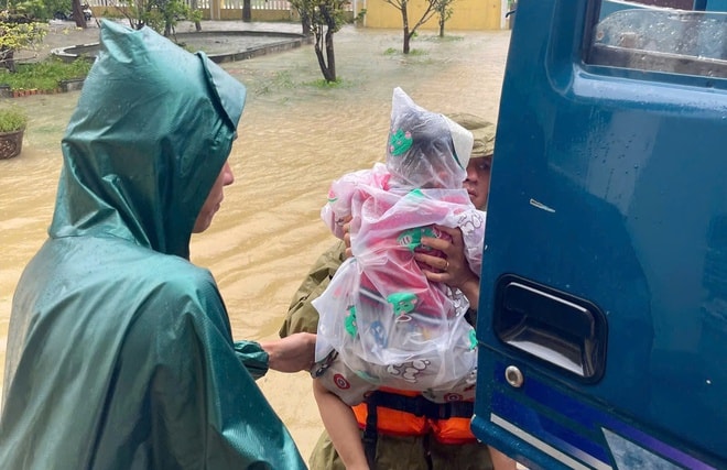 Hơn một tuần 3 đợt lũ, người dân Huế lại tất tả di dời- Ảnh 4.