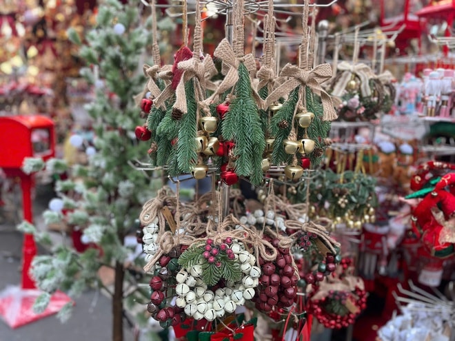 Phố Hàng Mã nhộn nhịp với đồ trang trí Giáng sinh sớm- Ảnh 11. Phố Hàng Mã nhộn nhịp với đồ trang trí Giáng sinh sớm- Ảnh 11.