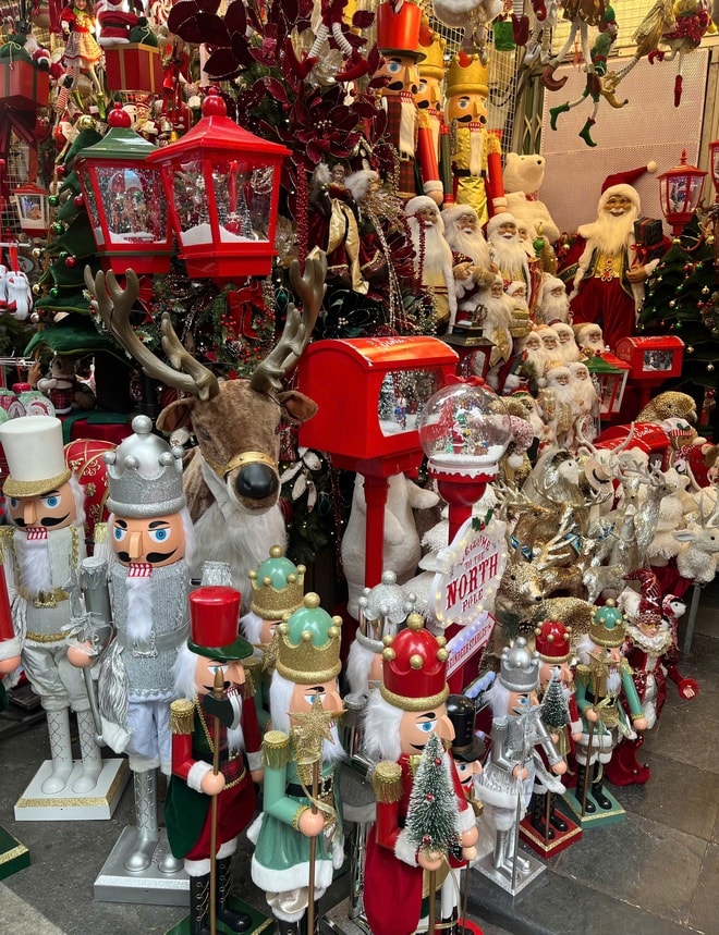 Phố Hàng Mã nhộn nhịp với đồ trang trí Giáng sinh sớm- Ảnh 4. Phố Hàng Mã nhộn nhịp với đồ trang trí Giáng sinh sớm- Ảnh 4.