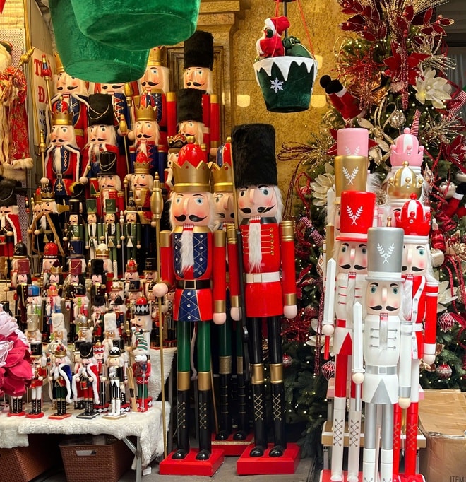 Phố Hàng Mã nhộn nhịp với đồ trang trí Giáng sinh sớm- Ảnh 5. Phố Hàng Mã nhộn nhịp với đồ trang trí Giáng sinh sớm- Ảnh 5.