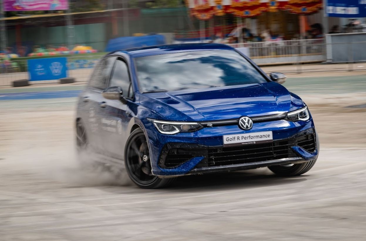 Golf R có thể đạt tốc độ tối đa 270 km/h, sở hữu hệ thống treo điều khiển điện tử DCC với 5 chế độ lái. (Ảnh: Volkswagen Việt Nam)