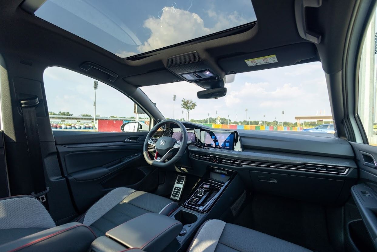 Bên trong, khoang lái đậm chất GTI với ghế da viền chỉ đỏ, vô-lăng vát đáy, bảng đồng hồ trung tâm phong cách GTI và đèn viền nội thất 30 màu. (Ảnh: Volkswagen Việt Nam)