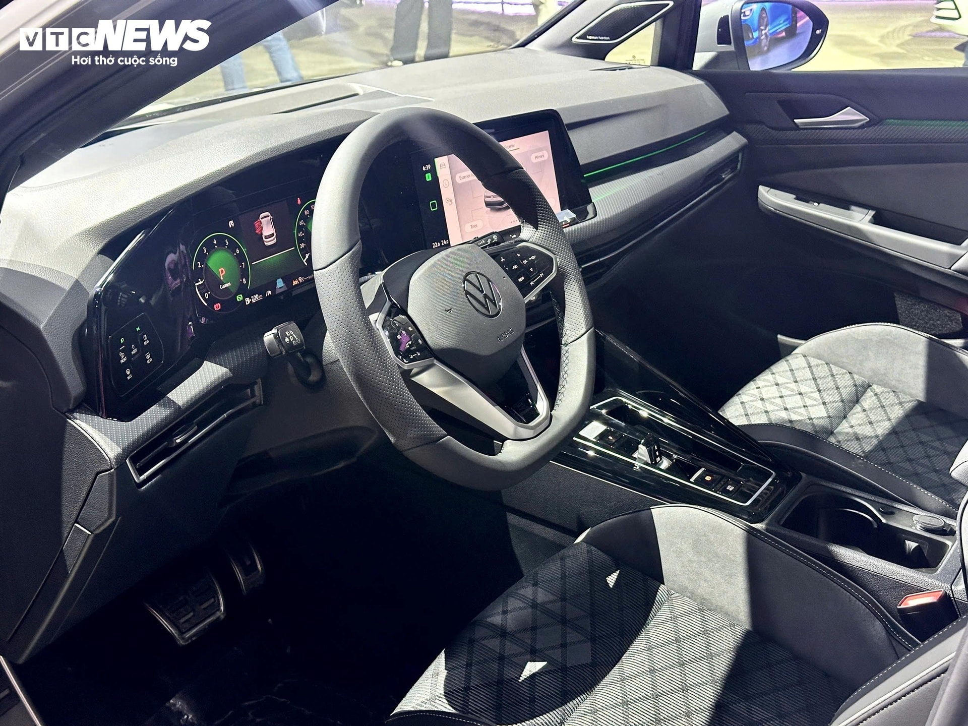 Khoang lái phiên bản Golf 1.5 eTSI. (Ảnh: Mạnh Hùng)