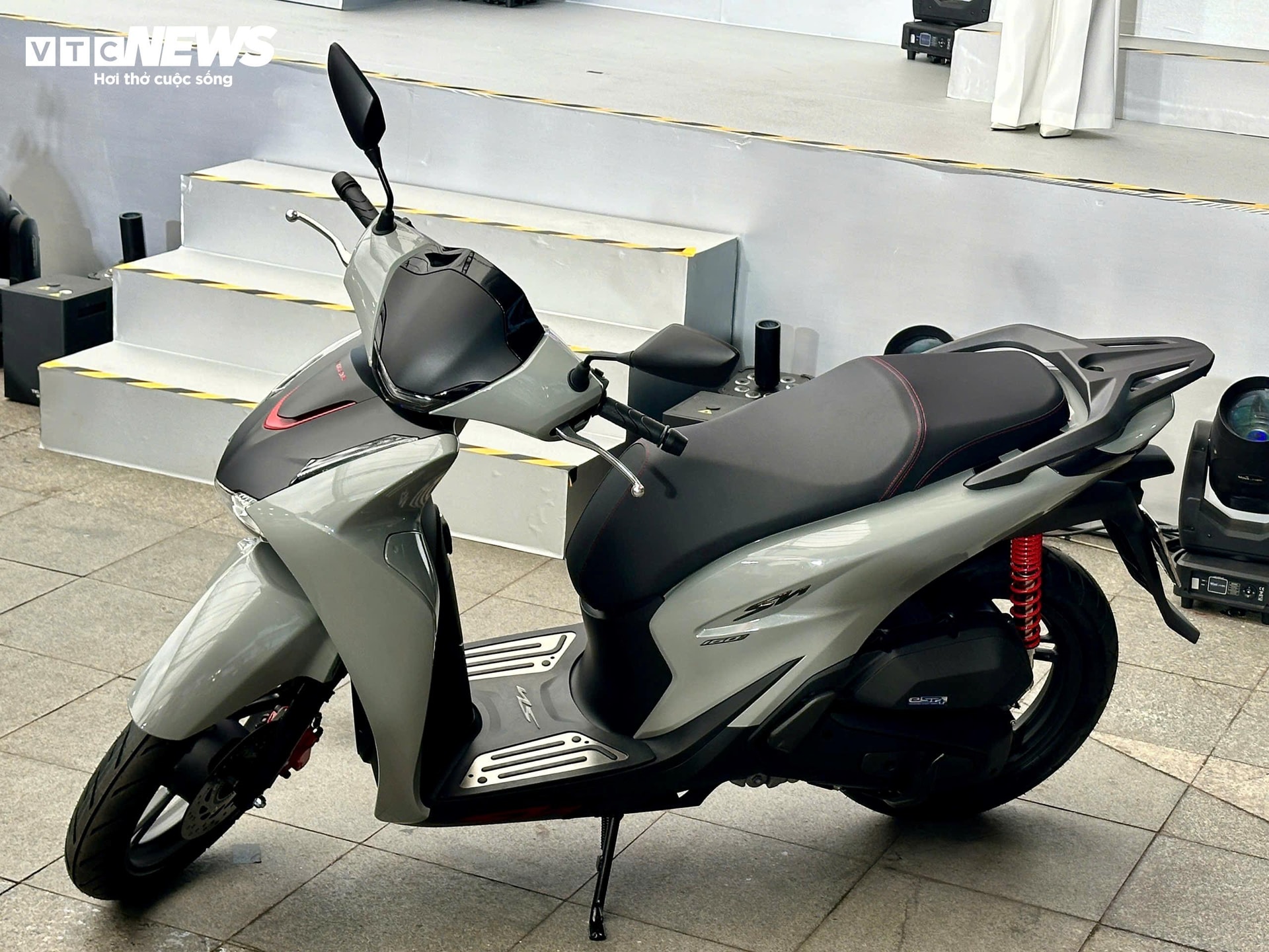 Phiên bản SH mới mang ngôn ngữ thiết kế châu Âu thanh thoát, hiện đại nhưng vẫn giữ nét mạnh mẽ đặc trưng. (Ảnh: Mạnh Hùng)