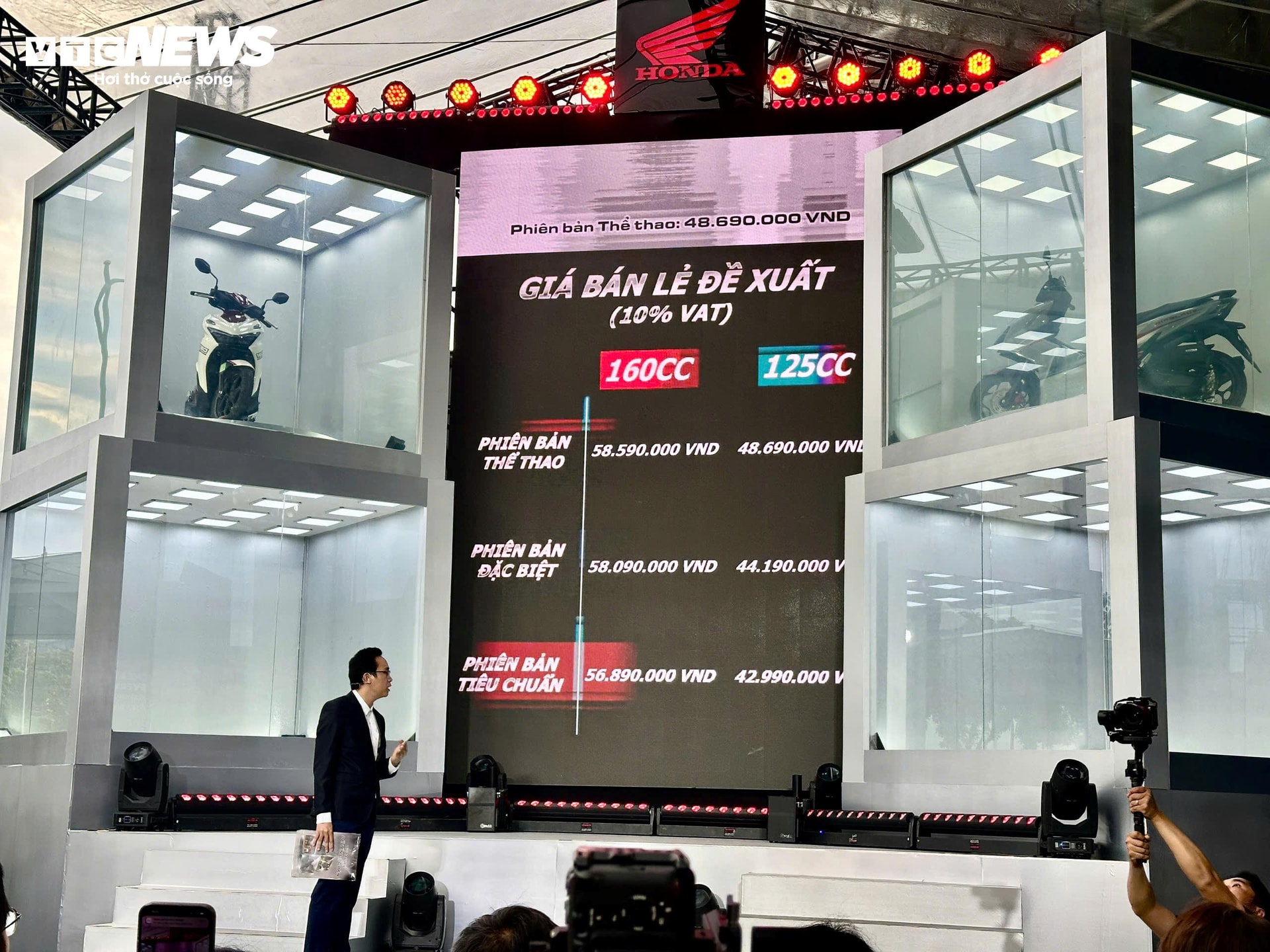 Bảng giá xe Air Blade 160/125 mới. Xe có mức giá từ 42,99 - 58,59 triệu đồng. (Ảnh: Mạnh Hùng)