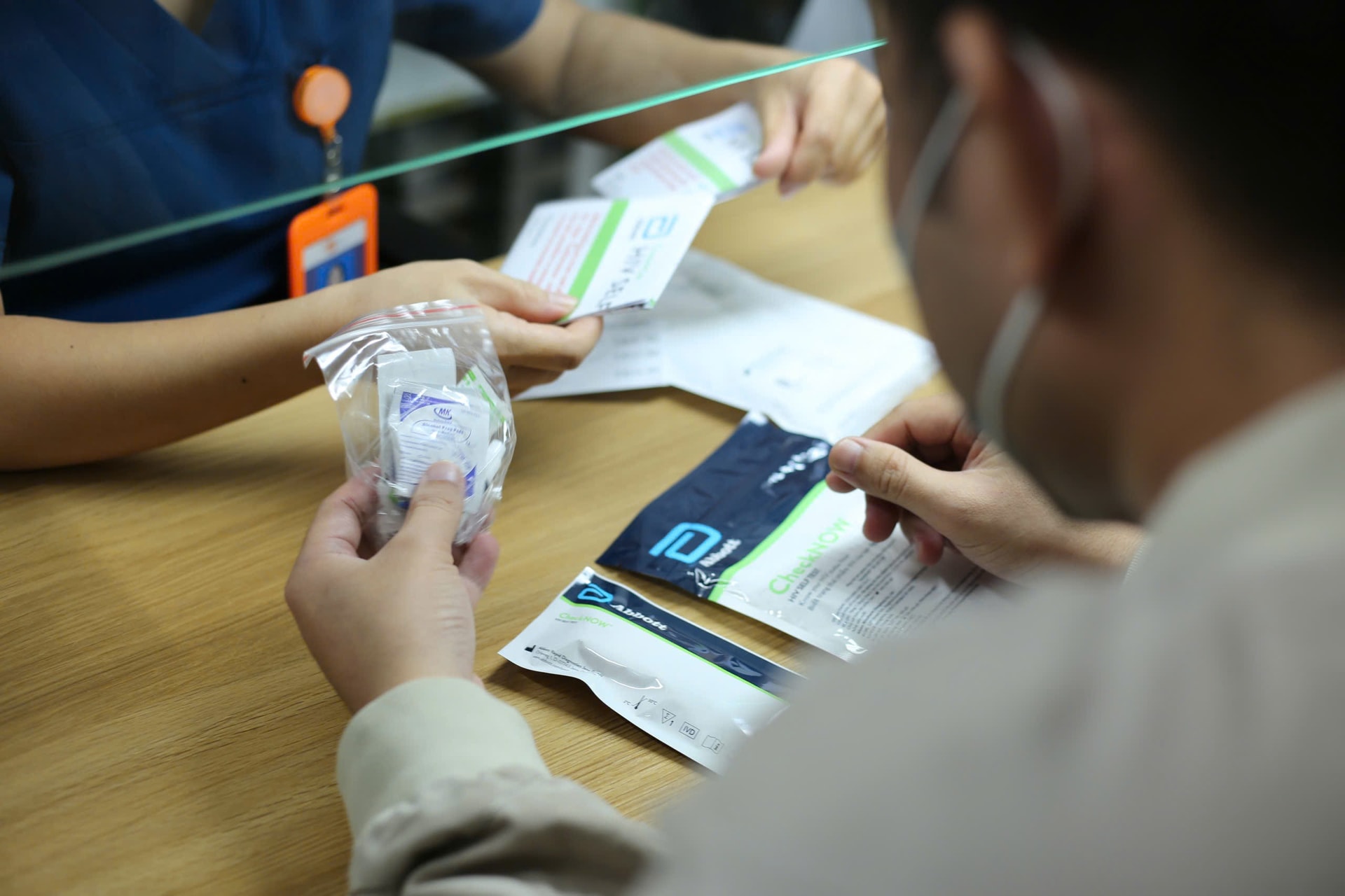 Đồng tính nam nhiễm HIV - Lời người trong cuộc (1): Sau 'lớp vỏ' bình yên...- Ảnh 2. Đồng tính nam nhiễm HIV - Lời người trong cuộc (1): Sau 'lớp vỏ' bình yên...- Ảnh 2.