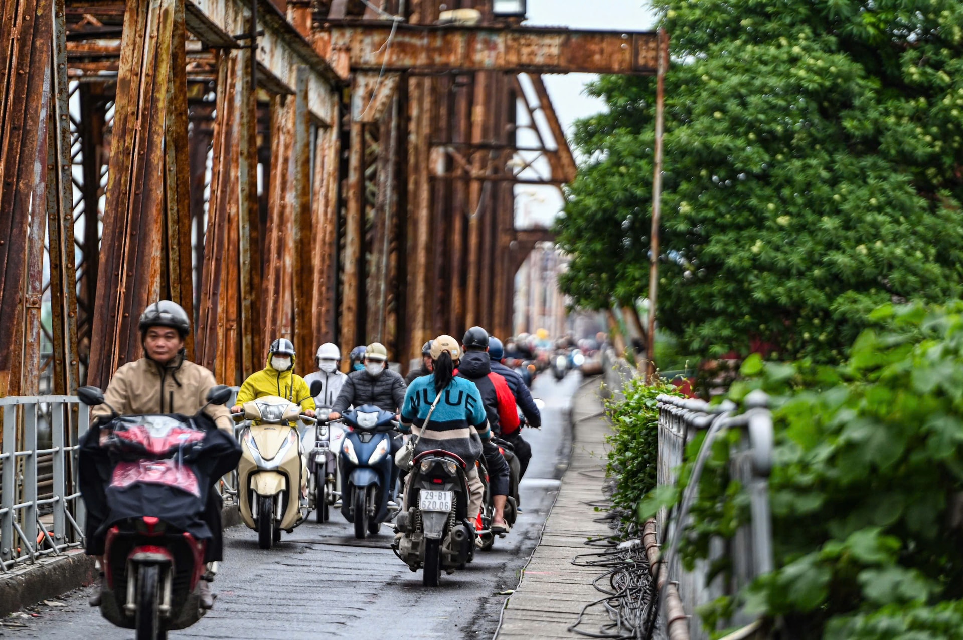 Cấm một chiều cầu Long Biên: Hàng nghìn xe 'chôn chân', Chương Dương quá tải- Ảnh 3. Cấm một chiều cầu Long Biên: Hàng nghìn xe 'chôn chân', Chương Dương quá tải- Ảnh 3.