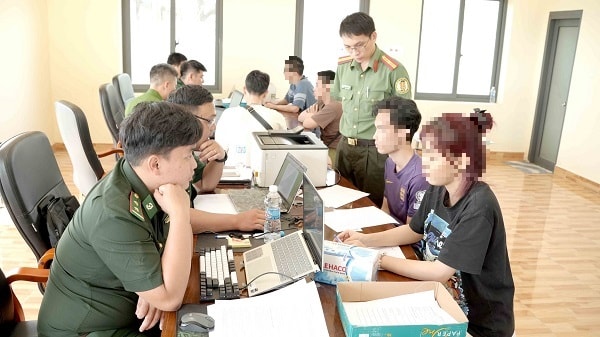 Tiếp nhận 64 người trốn thoát khỏi cơ sở lừa đảo trực tuyến ở Campuchia- Ảnh 3. Tiếp nhận 64 người trốn thoát khỏi cơ sở lừa đảo trực tuyến ở Campuchia- Ảnh 3.