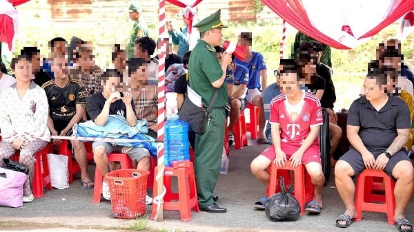 Tiếp nhận 64 người trốn thoát khỏi cơ sở lừa đảo trực tuyến ở Campuchia- Ảnh 2. Tiếp nhận 64 người trốn thoát khỏi cơ sở lừa đảo trực tuyến ở Campuchia- Ảnh 2.