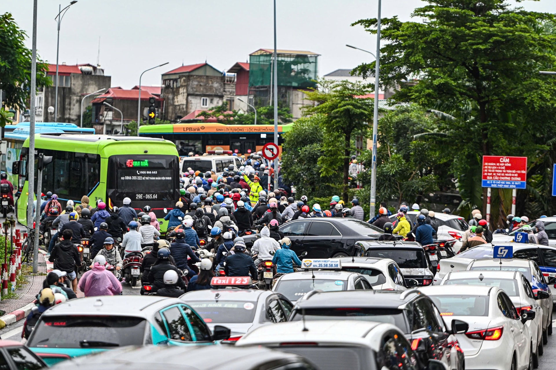 Cấm một chiều cầu Long Biên: Hàng nghìn xe 'chôn chân', Chương Dương quá tải- Ảnh 2. Cấm một chiều cầu Long Biên: Hàng nghìn xe 'chôn chân', Chương Dương quá tải- Ảnh 2.