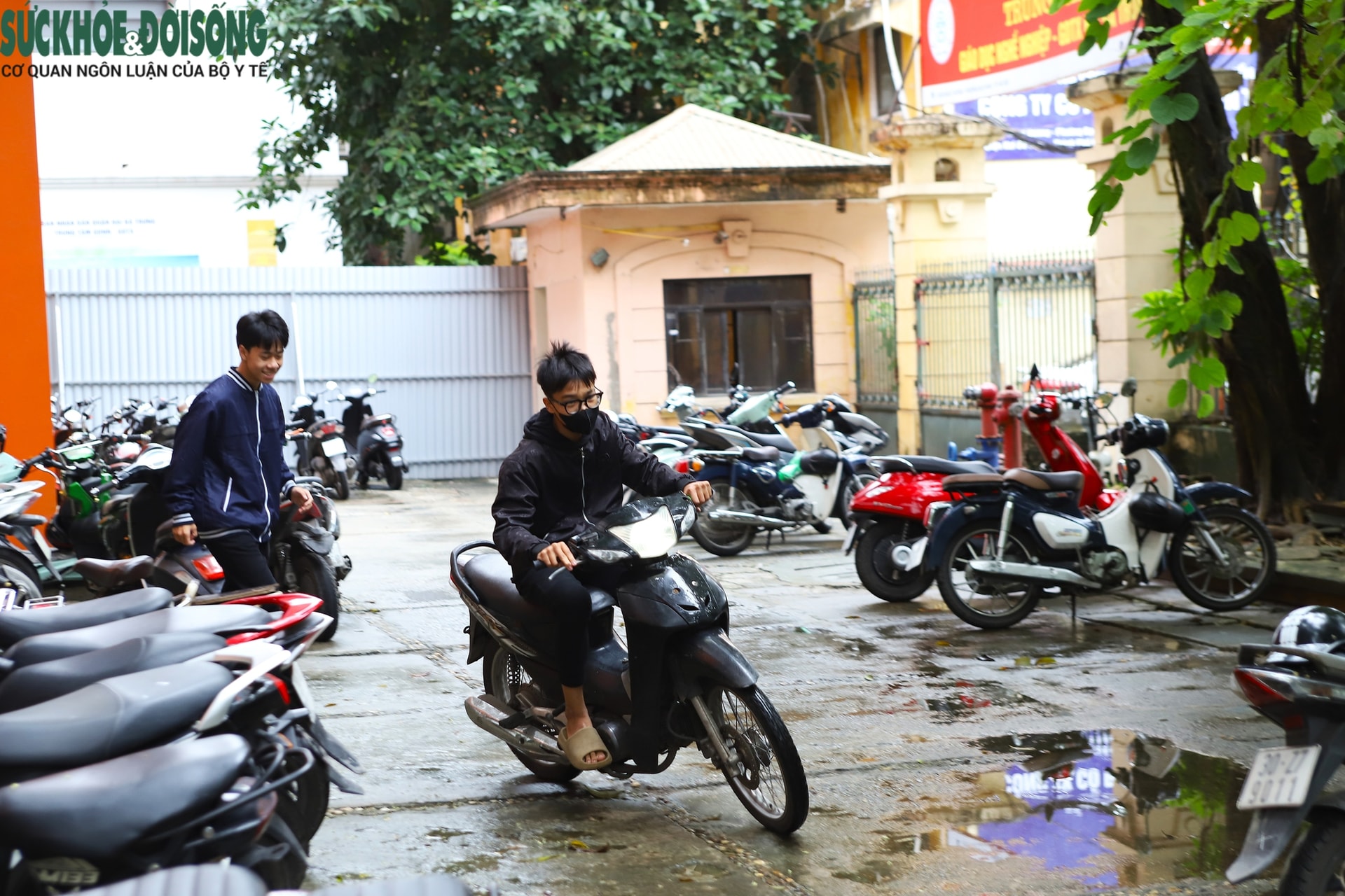 Thấy Công an, học sinh chưa đủ tuổi điều khiển mô tô vội 'tẩu tán' phương tiện - Ảnh 2.