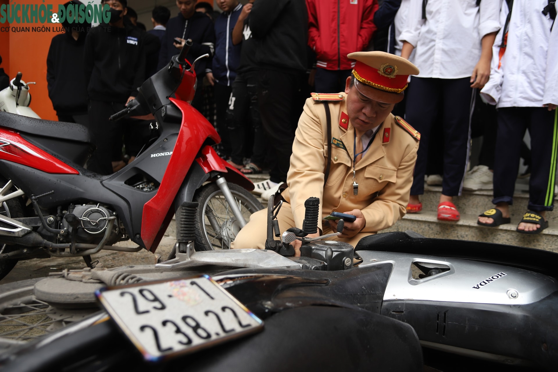 Thấy Công an, học sinh chưa đủ tuổi điều khiển mô tô vội 'tẩu tán' phương tiện - Ảnh 4.