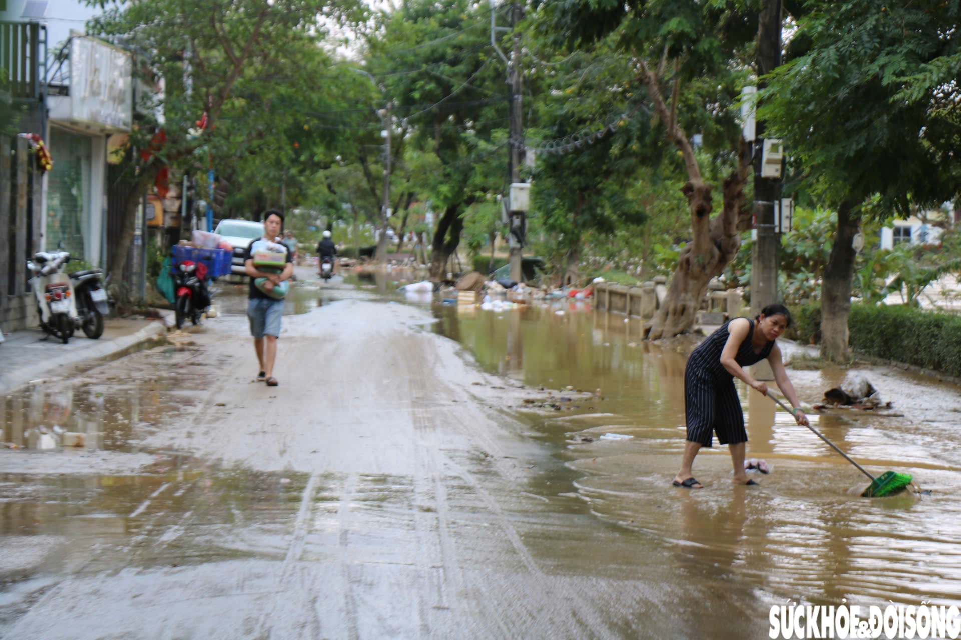 Quân đội giúp dân dọn dẹp bùn đất sau 3 trận lũ liên tiếp trong hơn một tuần ở Huế- Ảnh 1.