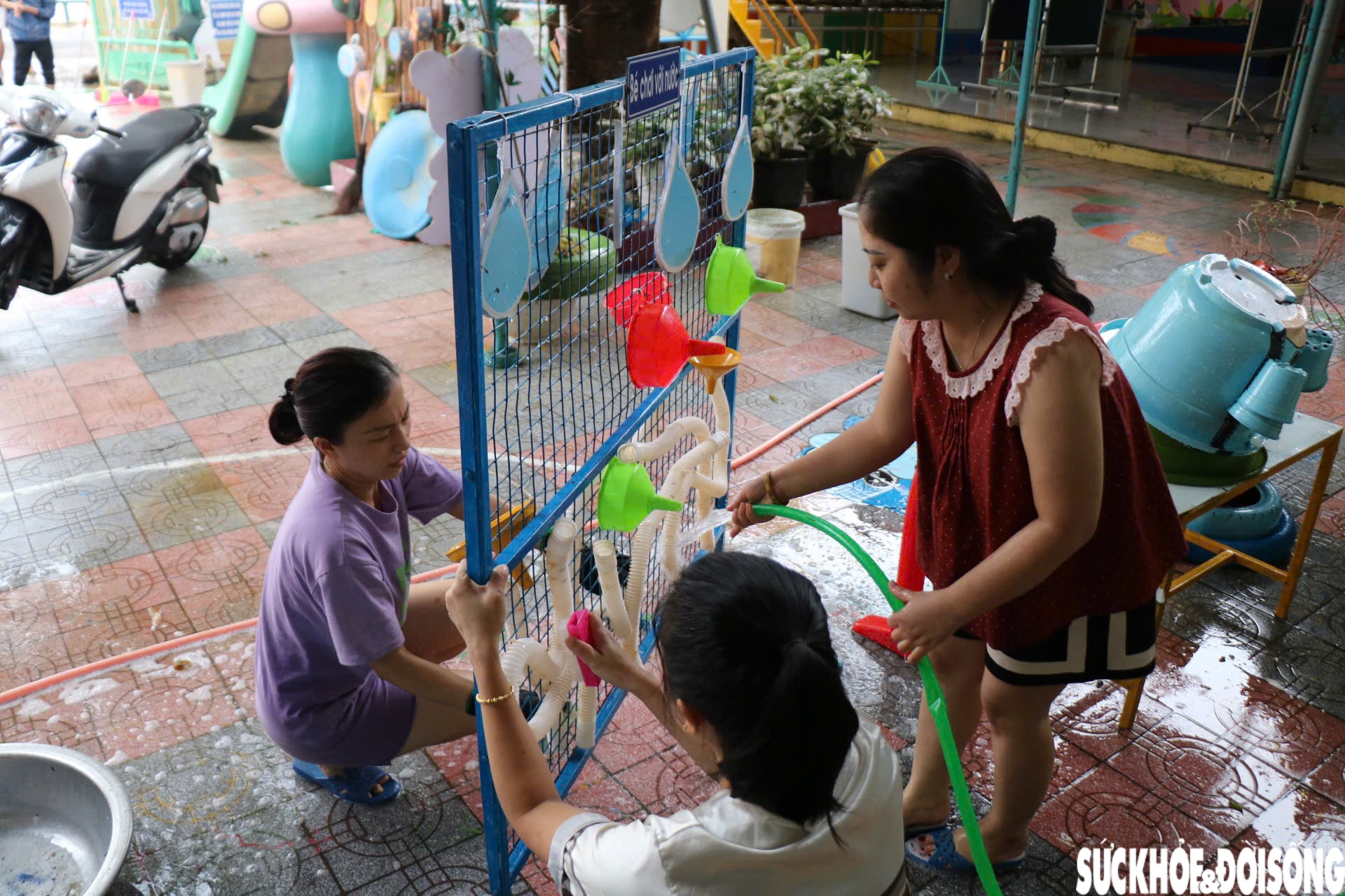 Quân đội giúp dân dọn dẹp bùn đất sau 3 trận lũ liên tiếp trong hơn một tuần ở Huế- Ảnh 3.