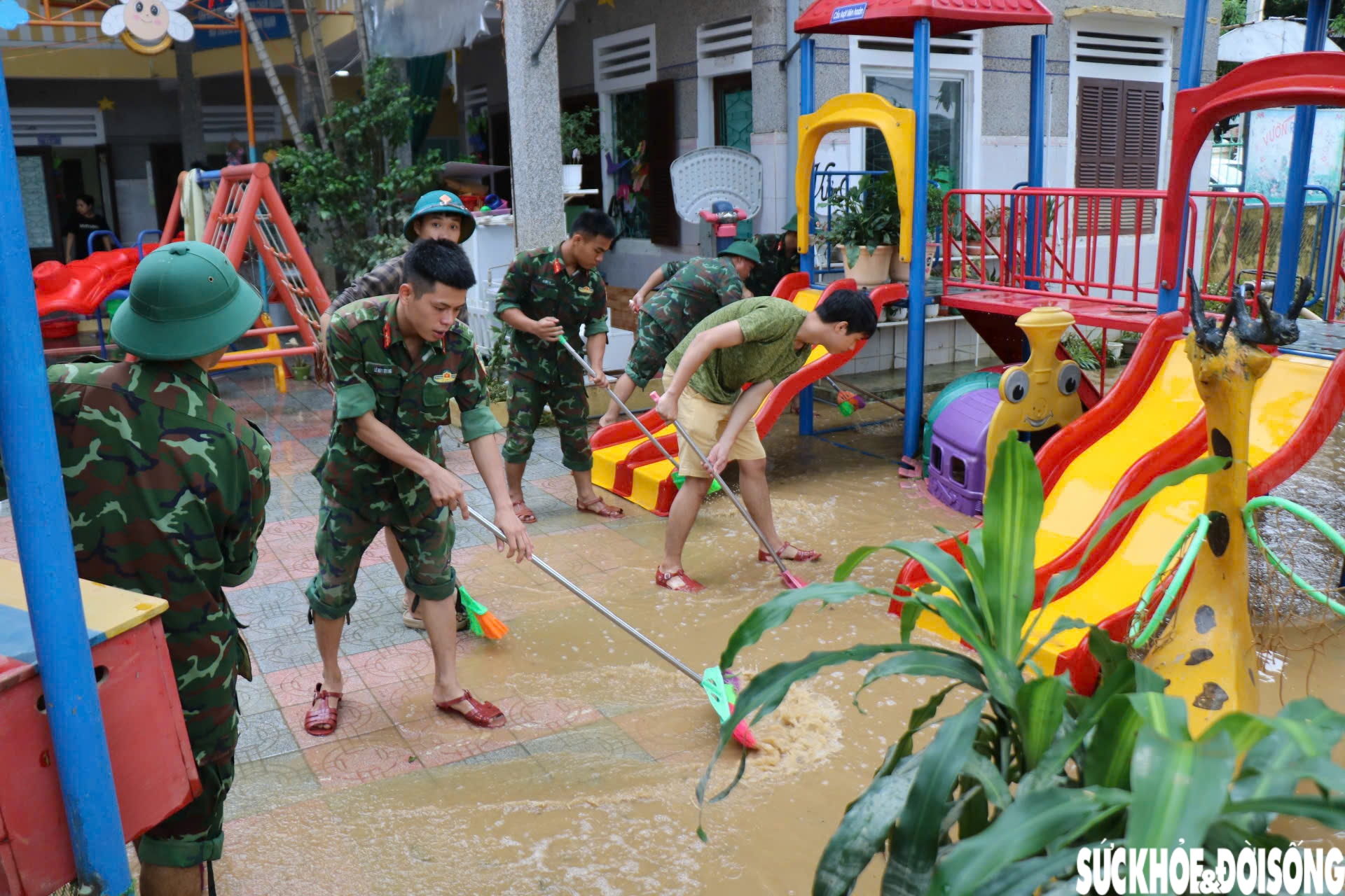 Quân đội giúp dân dọn dẹp bùn đất sau 3 trận lũ liên tiếp trong hơn một tuần ở Huế- Ảnh 4.