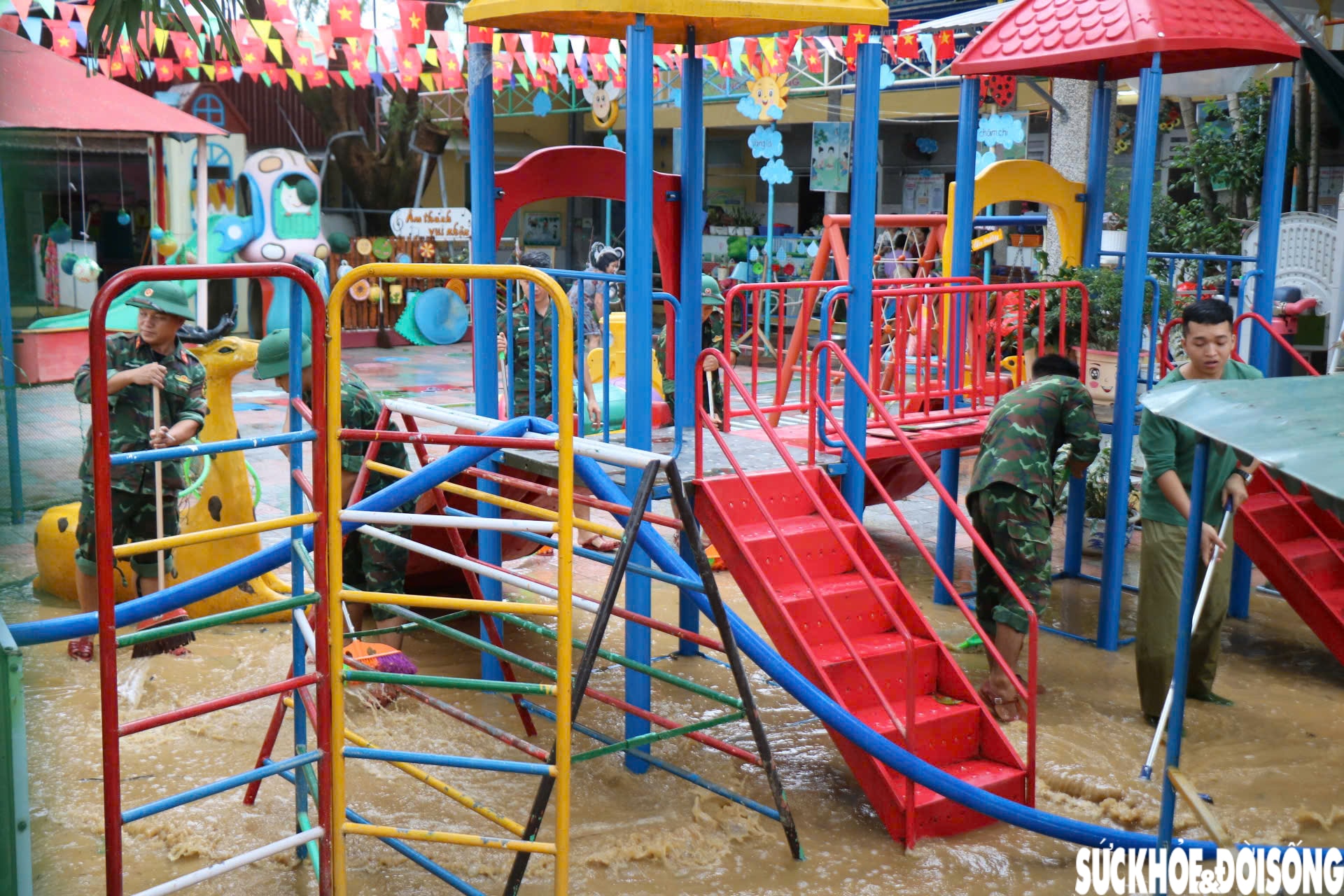 Quân đội giúp dân dọn dẹp bùn đất sau 3 trận lũ liên tiếp trong hơn một tuần ở Huế- Ảnh 5.