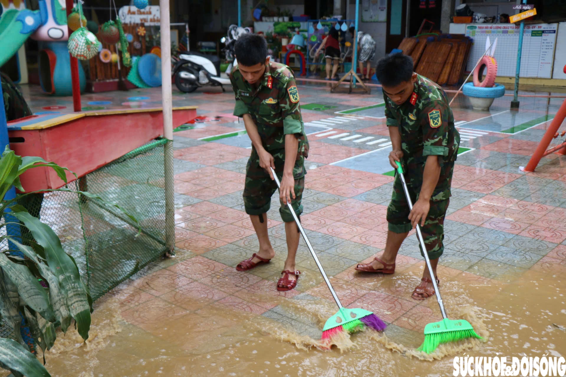 Quân đội giúp dân dọn dẹp bùn đất sau 3 trận lũ liên tiếp trong hơn một tuần ở Huế- Ảnh 6.